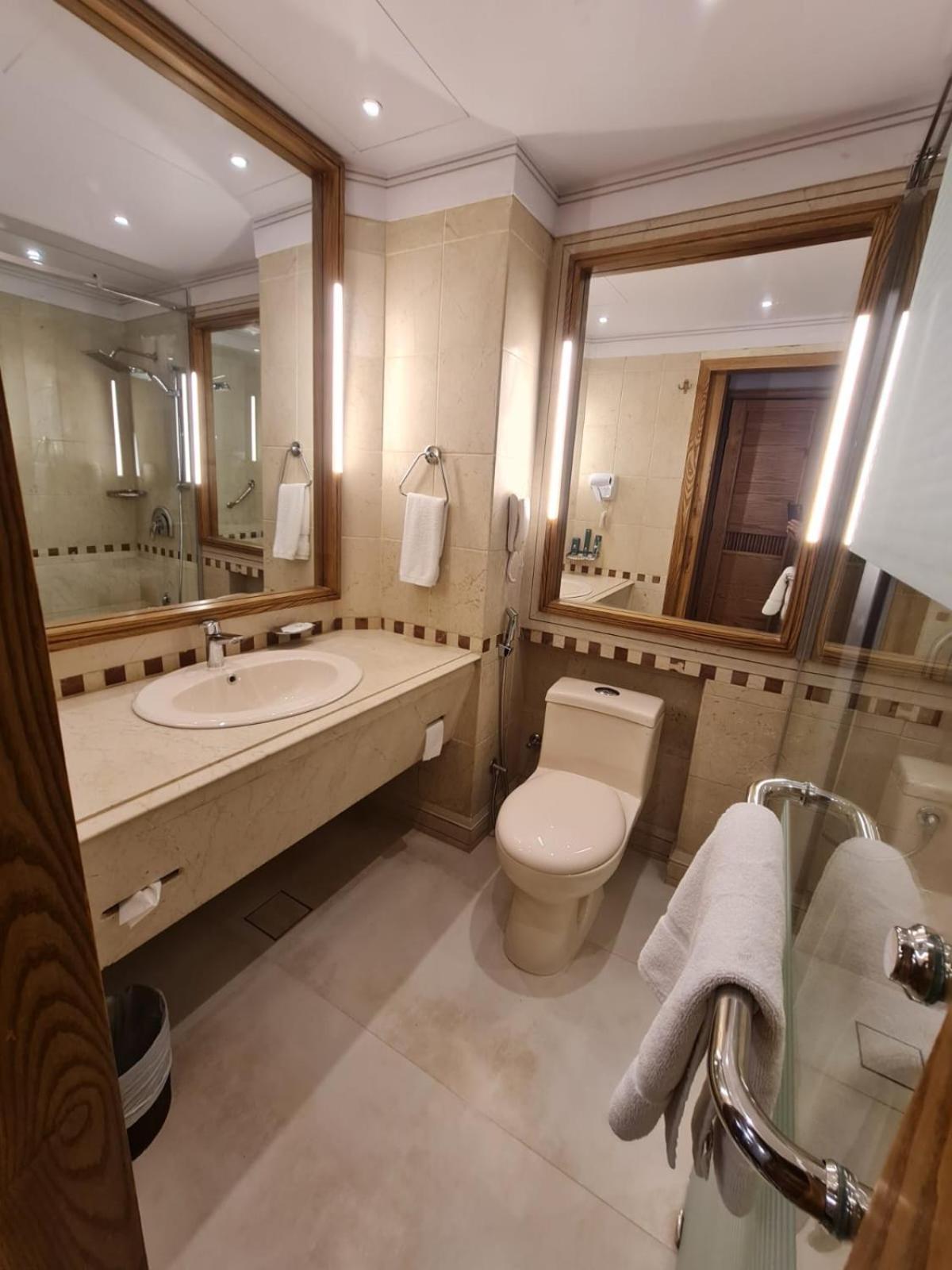 Hotel Crown Plaza Исламабад Екстериор снимка