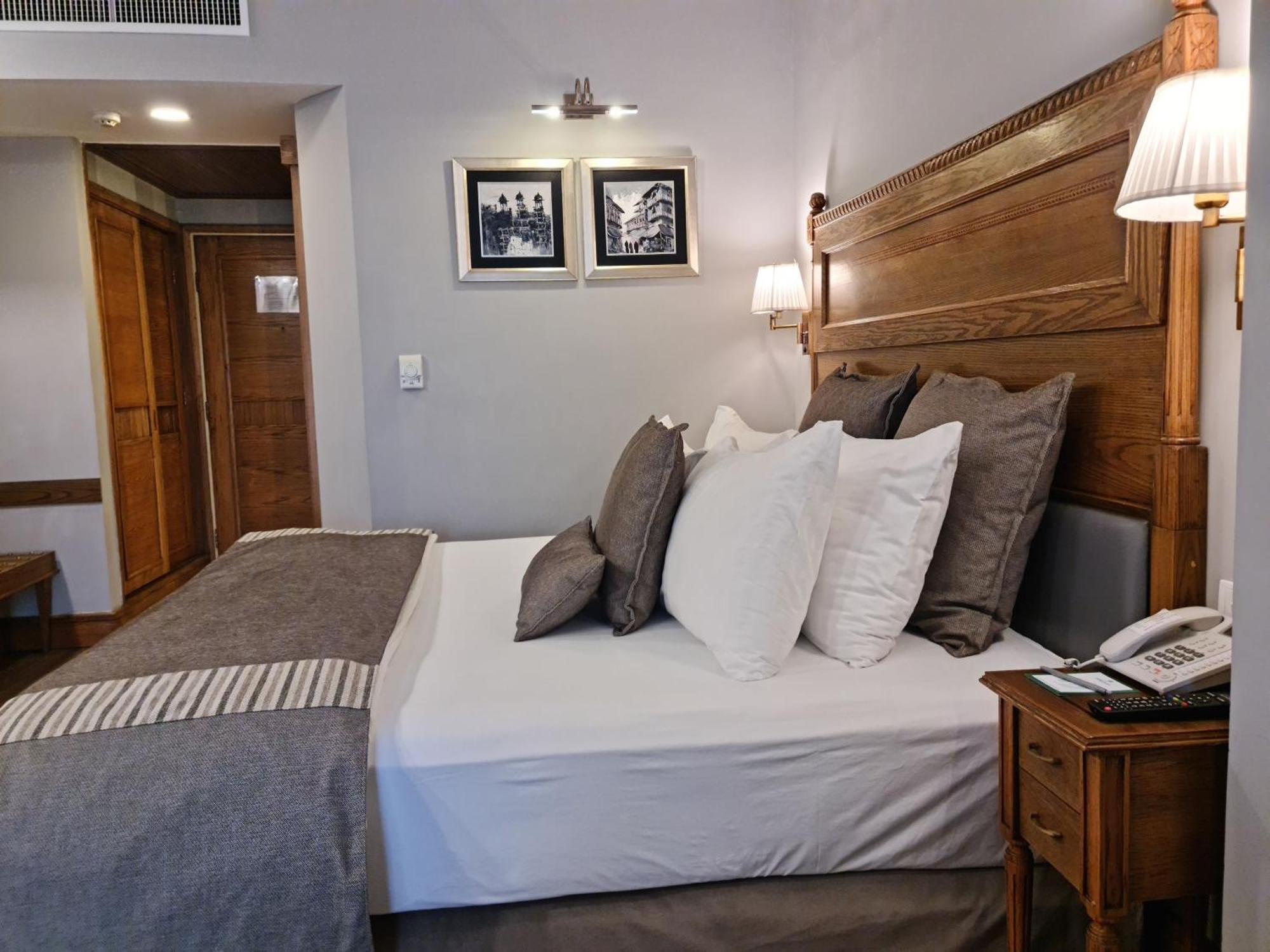 Hotel Crown Plaza Исламабад Екстериор снимка