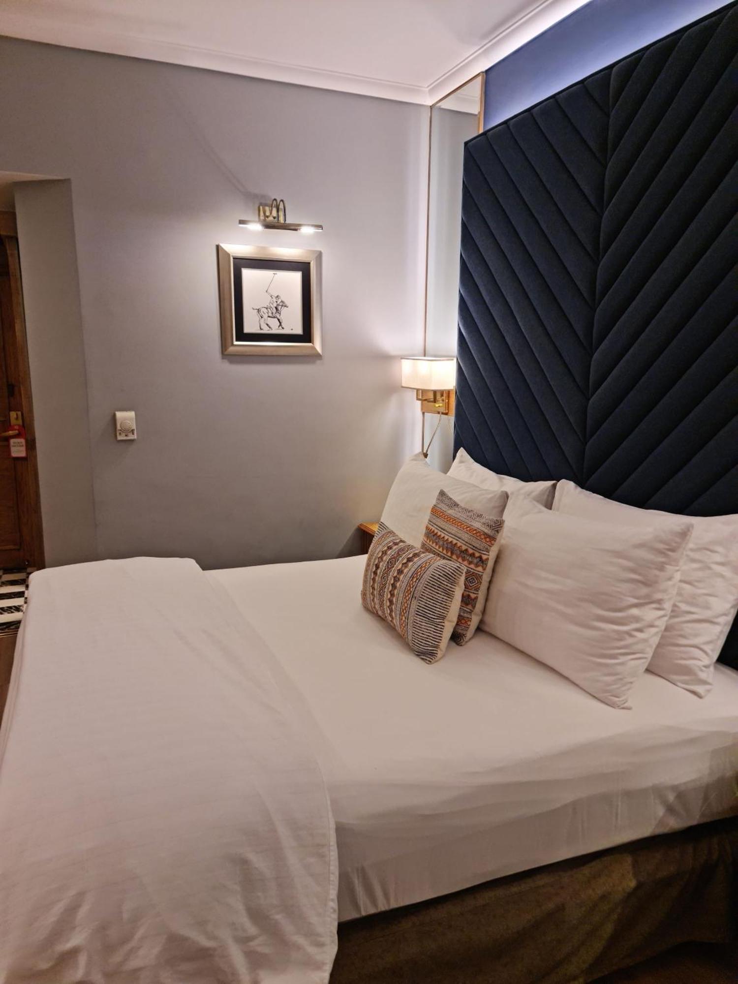 Hotel Crown Plaza Исламабад Екстериор снимка