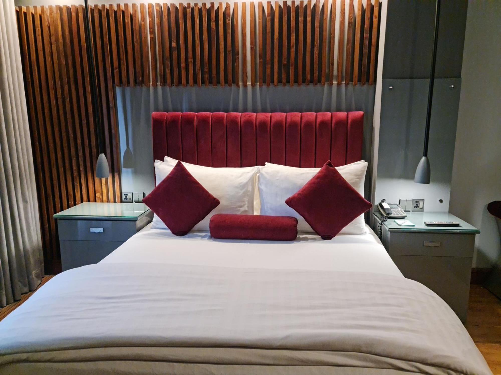 Hotel Crown Plaza Исламабад Екстериор снимка