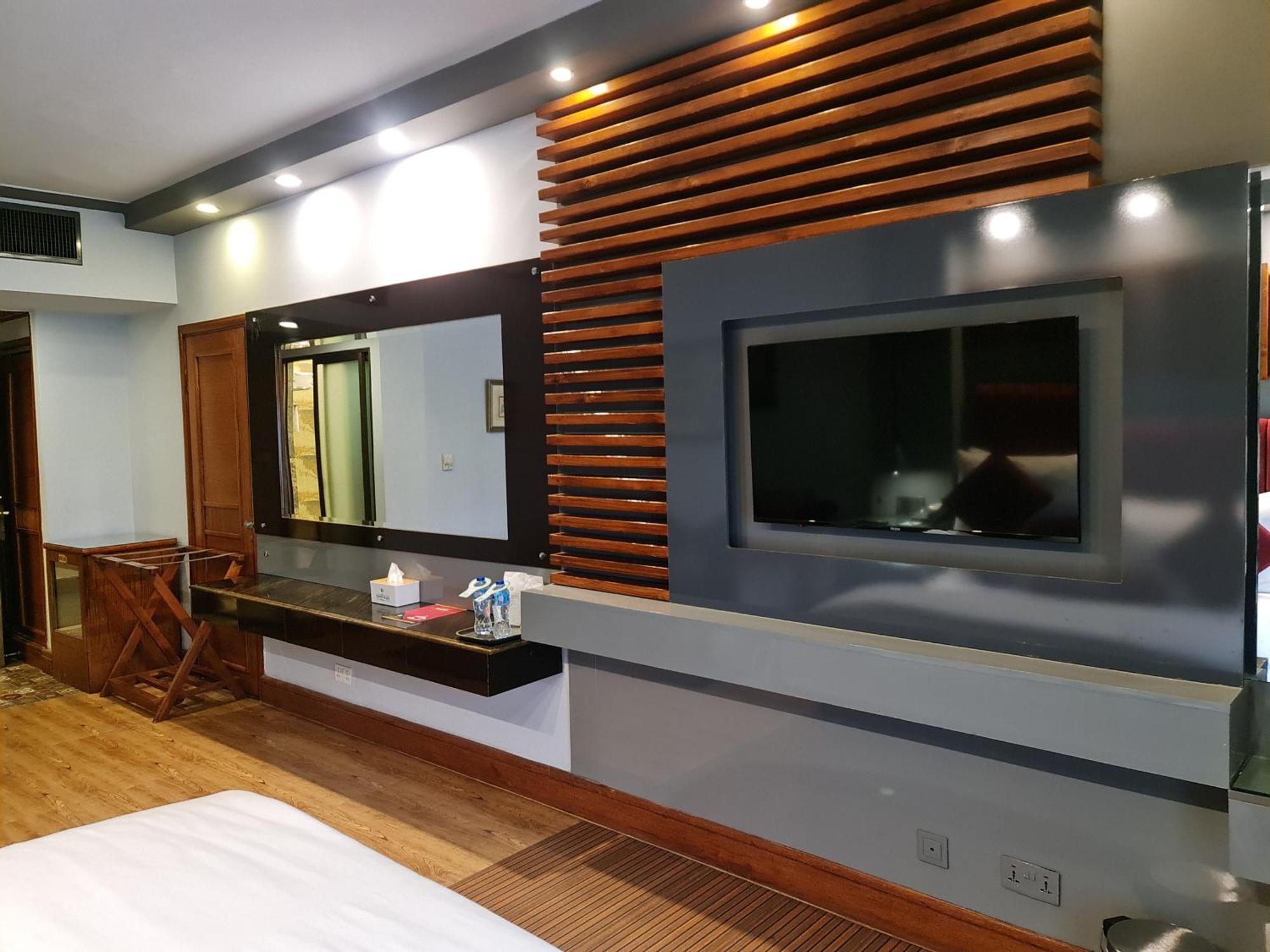 Hotel Crown Plaza Исламабад Екстериор снимка
