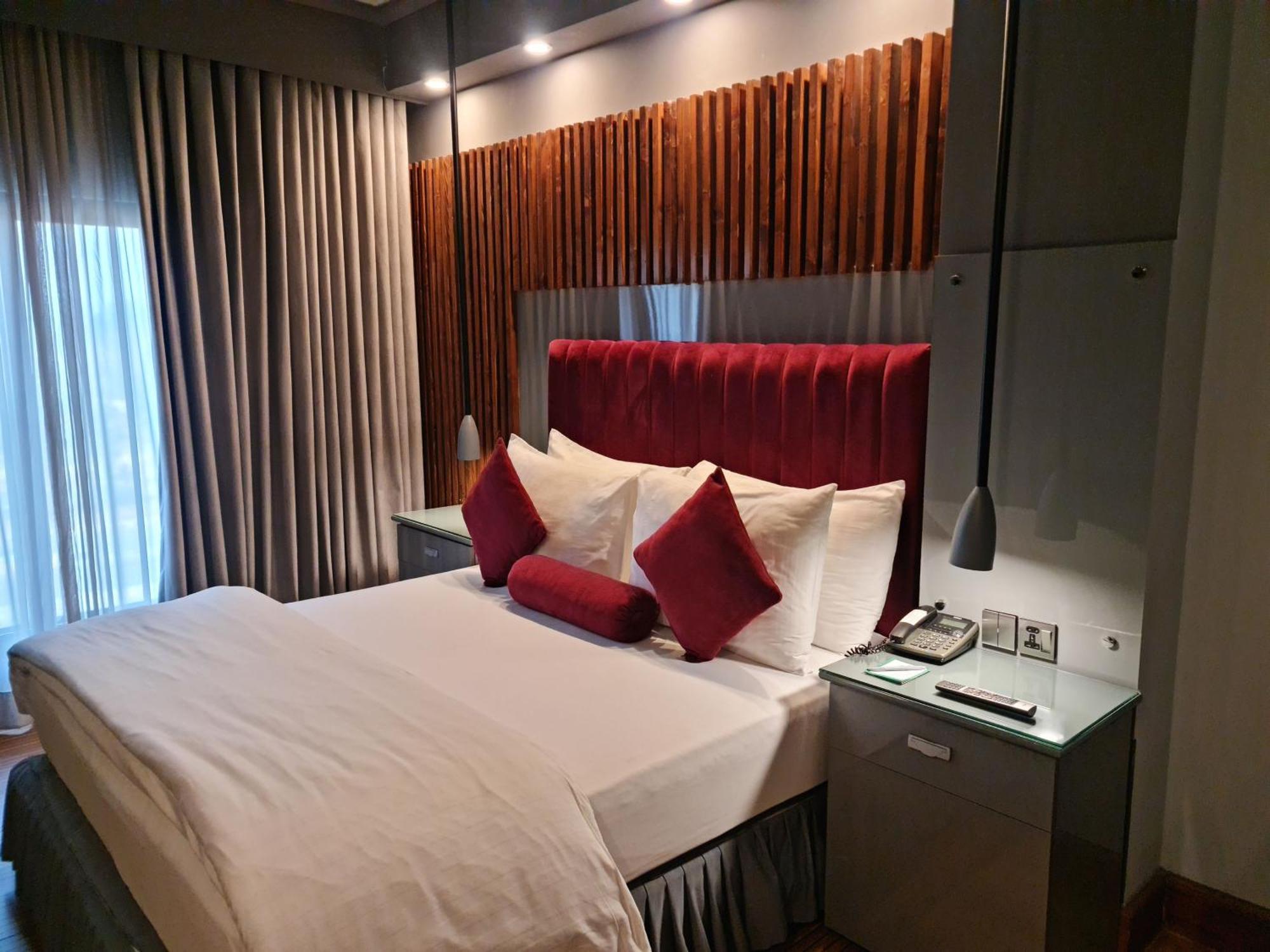 Hotel Crown Plaza Исламабад Екстериор снимка