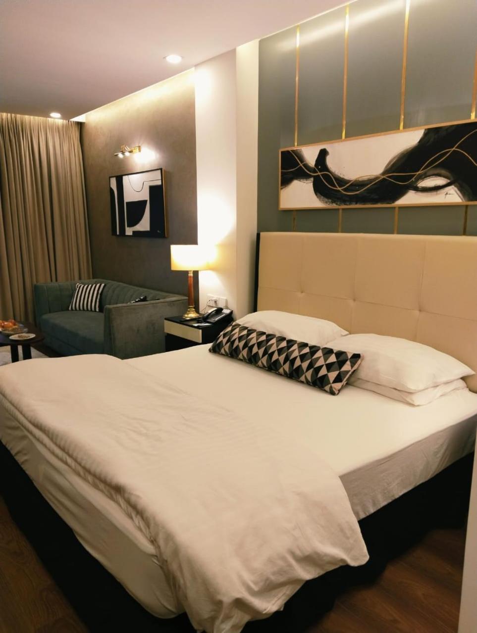 Hotel Crown Plaza Исламабад Екстериор снимка