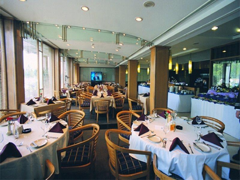 Hotel Crown Plaza Исламабад Екстериор снимка