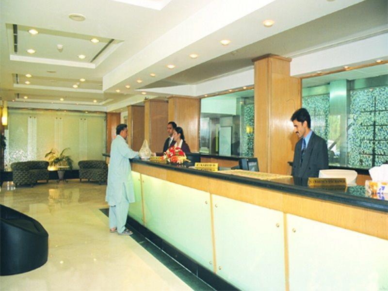 Hotel Crown Plaza Исламабад Екстериор снимка