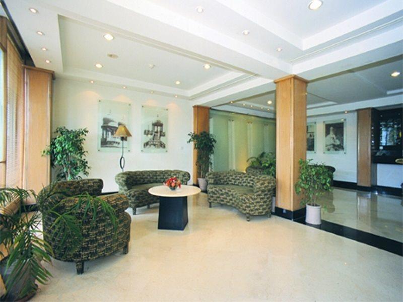 Hotel Crown Plaza Исламабад Екстериор снимка