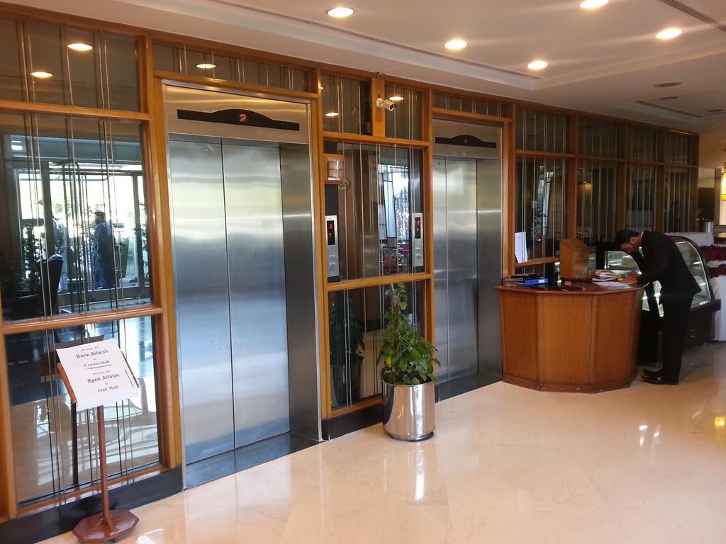 Hotel Crown Plaza Исламабад Екстериор снимка
