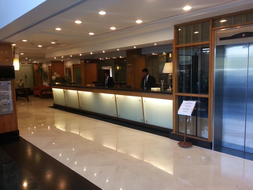 Hotel Crown Plaza Исламабад Екстериор снимка