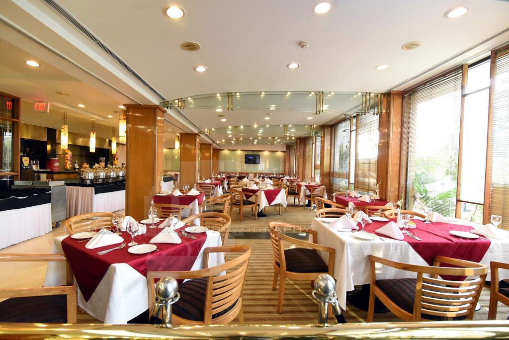 Hotel Crown Plaza Исламабад Екстериор снимка