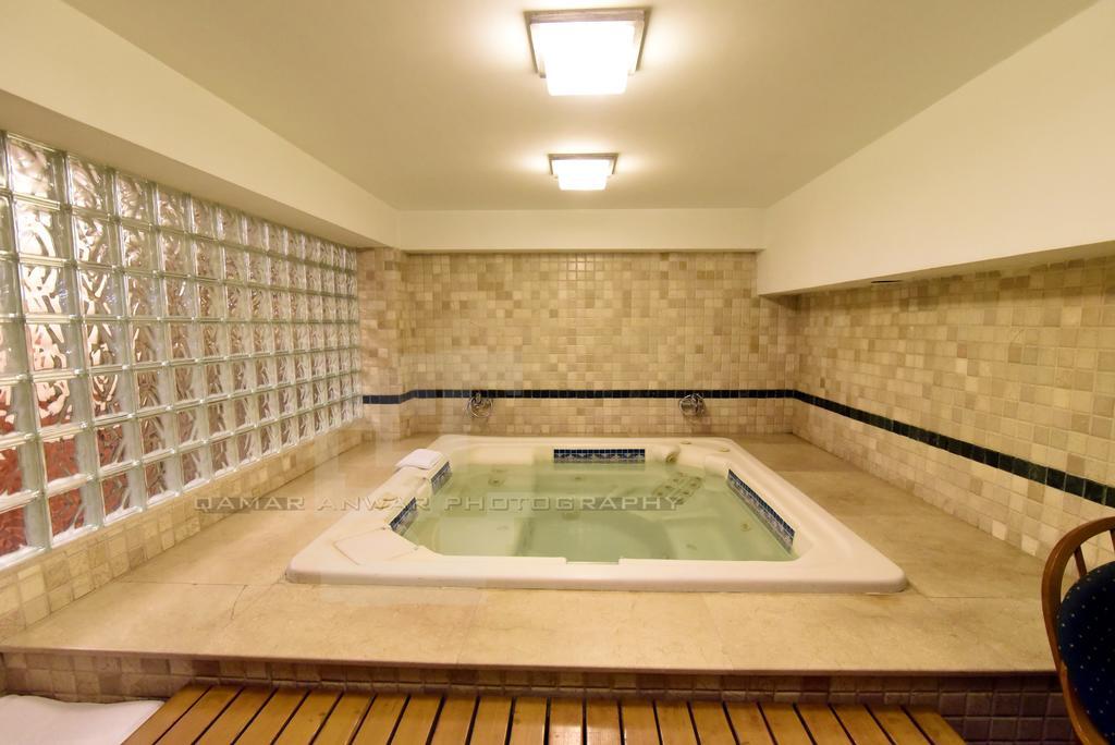 Hotel Crown Plaza Исламабад Екстериор снимка
