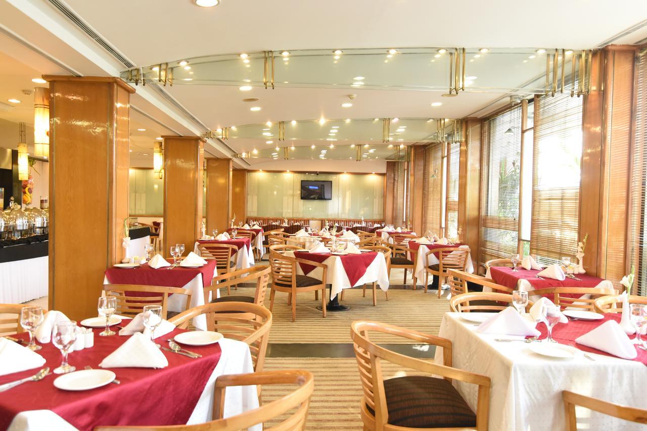 Hotel Crown Plaza Исламабад Екстериор снимка